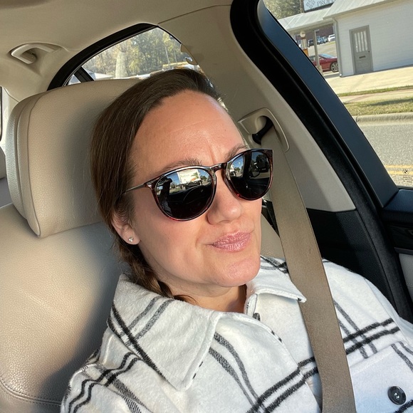 Meet your Posher, Emily - Picture 2 of 3